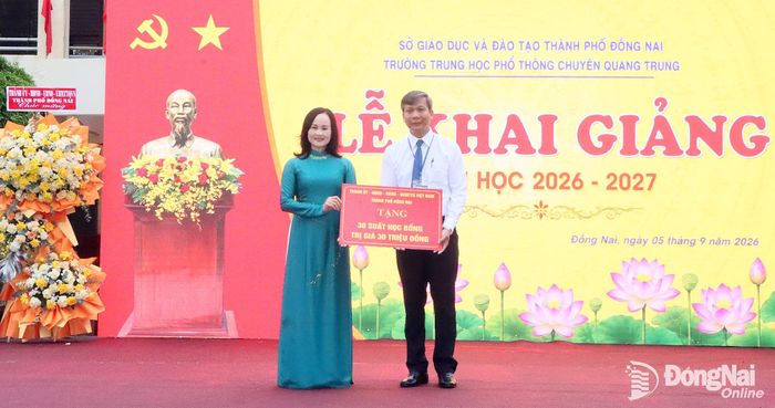Ủy viên Ban Thường vụ Thành ủy, Bí thư Đảng ủy, Chủ tịch HĐND phường Bình Phước Giang Thị Phương Hạnh trao học bổng của Thành ủy, HĐND, UBND, Ủy ban MTTQ Việt Nam thành phố cho Trường THPT chuyên Quang Trung. Ảnh: Quang Minh