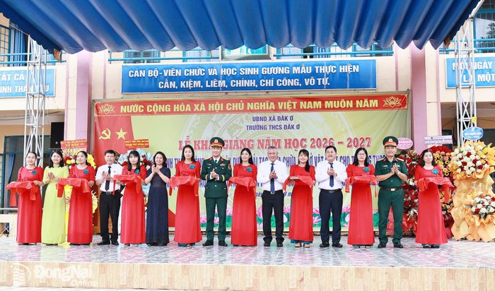 Đại tá Võ Thành Danh, Ủy viên Ban Thường vụ Thành ủy, Chỉ huy trưởng Bộ Chỉ huy Quân sự thành phố cùng lãnh đạo địa phương, nhà trường cắt băng khánh thành công trình cải tạo, sửa chữa cơ sở vật chất nhà trường.