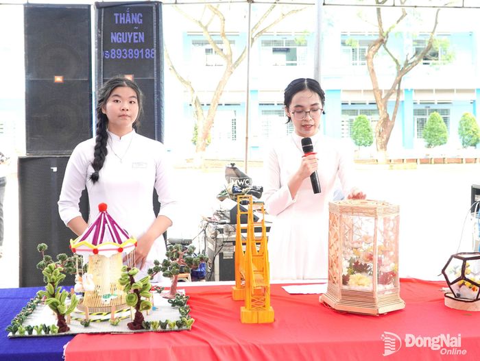 Học sinh giới thiệu sản phẩm sáng tạo với các đại biểu. Ảnh: Vương Thế
