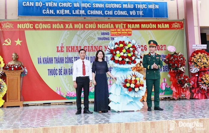 Đại tá Võ Thành Danh, Ủy viên Ban Thường vụ Thành ủy, Chỉ huy trưởng Bộ Chỉ huy Quân sự thành phố tặng hoa chúc mừng của Thành ủy - HĐND - UBND - Ủy ban MTTQ Việt Nam thành phố đến nhà trường nhân dịp năm học mới.