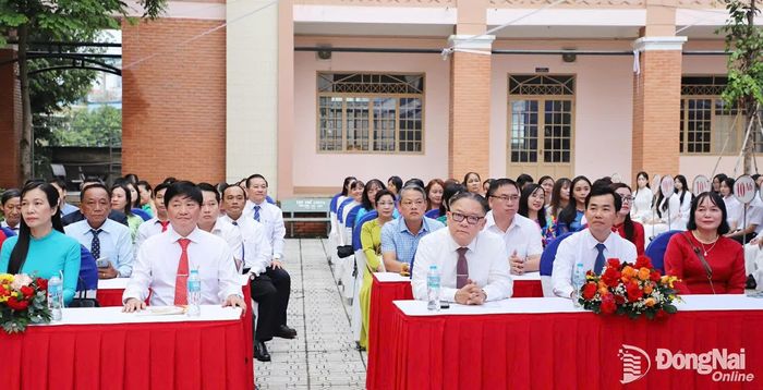 Các đại biểu, giáo viên Trường THPT Ngô Quyền dự lễ khai giảng. Ảnh: My Ny