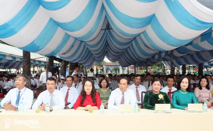 Ủy viên Ban Thường vụ Thành ủy, Bí thư Đảng ủy, Chủ tịch HĐND phường Bình Phước Giang Thị Phương Hạnh và đại biểu dự lễ khai giảng tại Trường THPT chuyên Quang Trung. Ảnh: Quang Minh