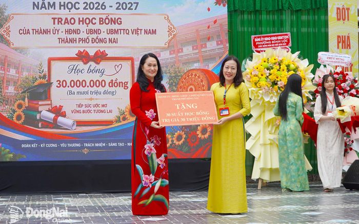 Đồng chí Đặng Minh Nguyệt, Ủy viên Ban Thường vụ Thành ủy, Phó Chủ tịch Thường trực HĐND thành phố Đồng Nai đại diện Thành ủy, HĐND, UBND, Ủy ban MTTQ Việt Nam thành phố Đồng Nai trao bảng biểu trưng học bổng cho Trường THPT Trần Phú. Ảnh: An Nhơn