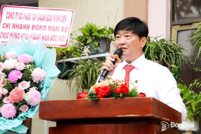 Hiệu trưởng Trường THPT Ngô Quyền Phan Trọng Nghĩa phát biểu tại lễ khai giảng. Ảnh: My Ny