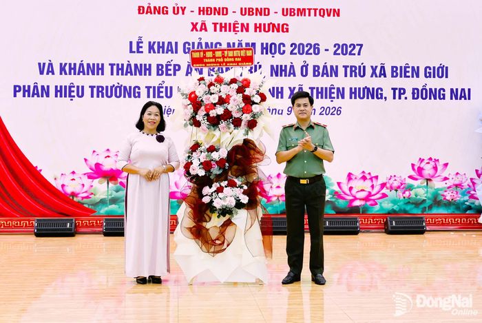 Thiếu tướng Nguyễn Đức Hải, Ủy viên Ban Thường vụ Thành ủy, Giám đốc Công an thành phố Đồng Nai tặng lẵng hoa của Thành ủy, HĐND, UBND, Ủy ban MTTQ Việt Nam thành phố cho Ban giám hiệu nhà trường nhân dịp khai giảng. Ảnh: Như Tình