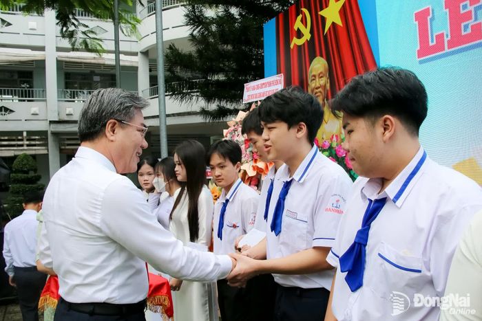Ủy viên Ban Thường vụ Thành ủy, Trưởng ban Tuyên giáo và Dân vận Thành ủy Dương Minh Dũng trao học bổng cho các em học sinh của Trường THPT Thanh Bình. Ảnh: Hải Quân
