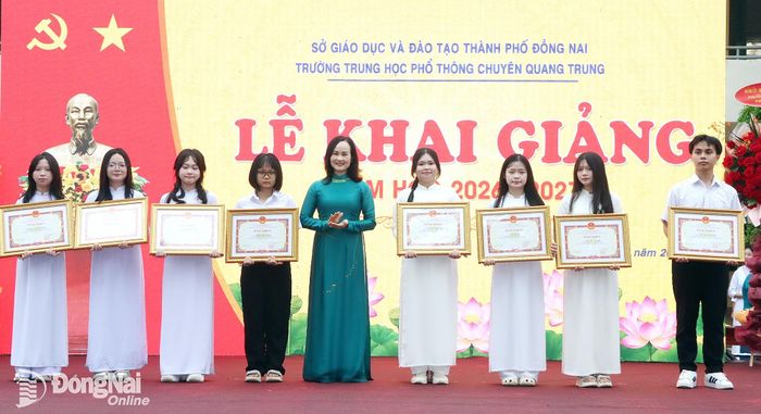 Ủy viên Ban Thường vụ Thành ủy, Bí thư Đảng ủy, Chủ tịch HĐND phường Bình Phước Giang Thị Phương Hạnh trao Bằng khen của Chủ tịch UBND thành phố cho học sinh đạt giải tại kỳ thi học sinh giỏi cấp quốc gia. Ảnh: Quang Minh