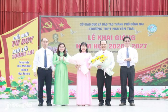 Ban giám hiệu Trường THPT Nguyễn Trãi tặng hoa cảm ơn các đồng chí lãnh đạo thành phố, địa phương. Ảnh: Nga Sơn