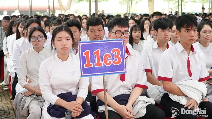 Các em học sinh tham dự buổi lễ. Ảnh: Vương Thế