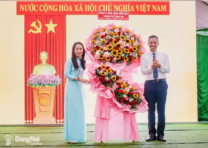Ủy viên Ban Thường vụ Thành ủy, Chủ nhiệm Ủy ban Kiểm tra Thành ủy Trần Trung Nhân tặng hoa chúc mừng lễ khai giảng. Ảnh: Vương Thế