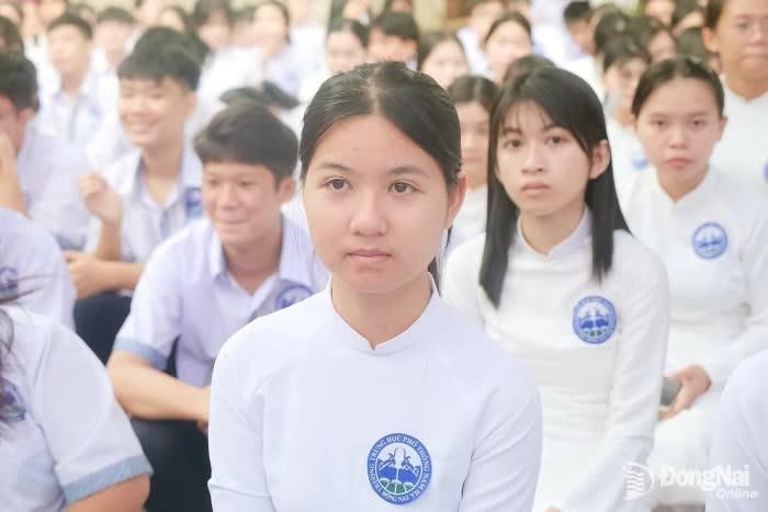 Học sinh Trường THPT Nam Hà đón chào năm học mới. Ảnh: Hạnh Dung