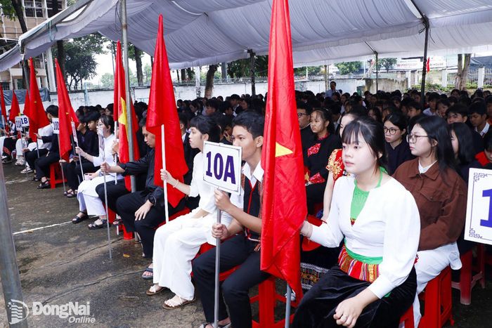 Học sinh lớp 10 Trường Phổ thông Dân tộc nội trú THPT Bình Phước dự khai giảng năm học mới 2026-2027. Ảnh: Thổ Tín