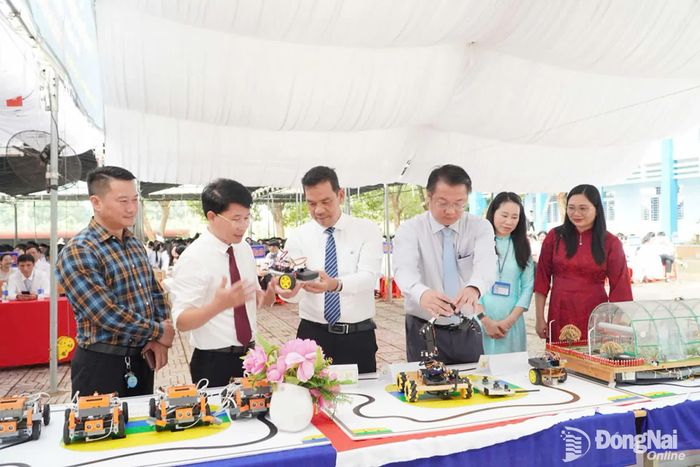 Lãnh đạo thành phố Đồng Nai, xã Cẩm Mỹ và nhà trường tham quan không gian sản phẩm STEM của học sinh. Ảnh: Vương Thế