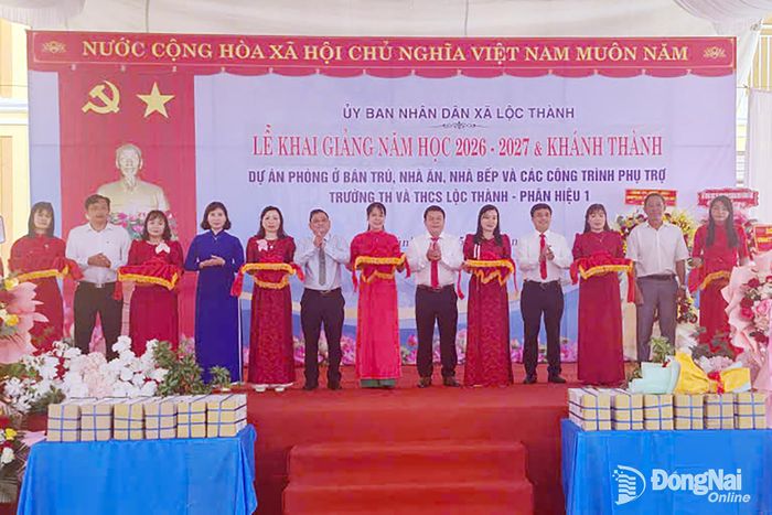 Lãnh đạo Sở Giáo dục và Đào tạo, xã Lộc Thành và Ban giám hiệu nhà trường cắt băng khánh thành dự án phòng ở bán trú, nhà ăn, bếp ăn Trường TH-THCS Lộc Thành, Phân hiệu 1. Ảnh: Như Nam