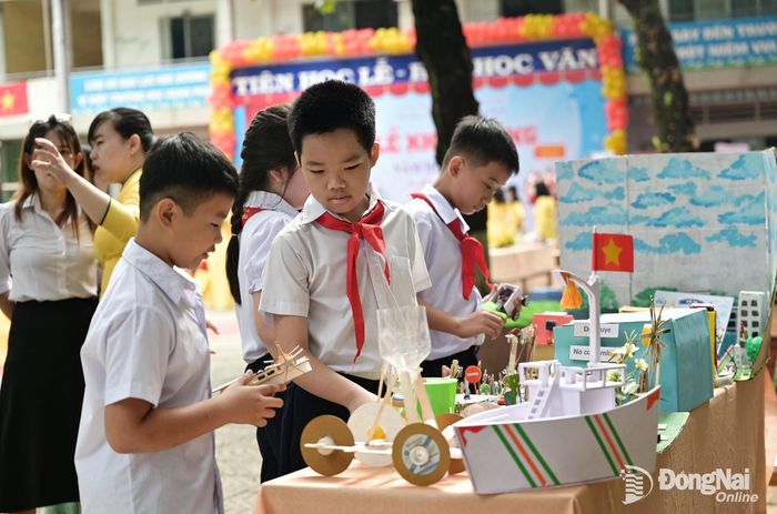 Học sinh hào hứng khám phá các mô hình, sản phẩm sáng tạo được trưng bày trong chương trình Lễ khai giảng năm học 2026-2027. Ảnh: Bích Nhàn