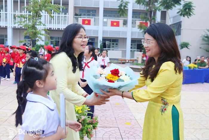 Cô Phạm Thị Hà, Hiệu trưởng Trường tiểu học Phan Chu Trinh tặng hoa cho giáo viên chủ nhiệm khối lớp 1. Ảnh: Huy Anh