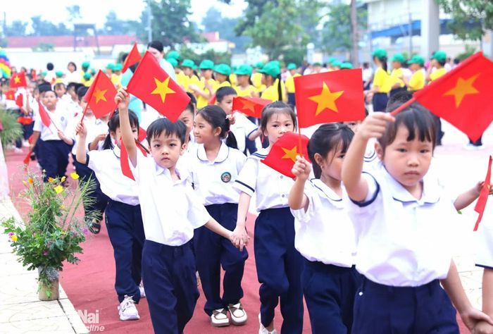 Nghi thức đón học sinh lớp 1 trong lễ khai giảng. Ảnh: Huy Anh
