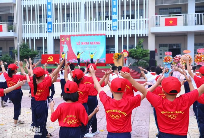 Màn đồng diễn xếp hình nghệ thuật tập thể của các em học sinh Trường tiểu học Phan Chu Trinh. Ảnh: Huy Anh