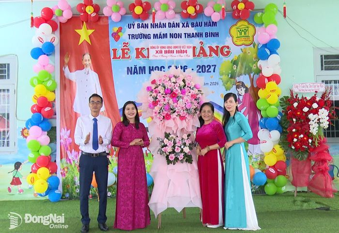 Lãnh đạo xã Bàu Hàm tặng hoa chúc mừng tập thể Trường mầm non Thanh Bình khai giảng năm học 2026-2027. Ảnh: Trần Nguyên