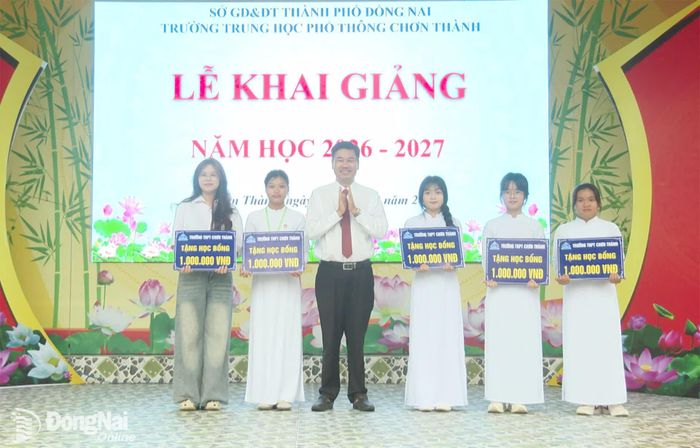 Thành ủy viên, Bí thư Đảng ủy phường Chơn Thành Viên Hồng Tiến trao học bổng cho các em học sinh có thành tích xuất sắc của Trường THPT Chơn Thành. Ảnh: Đỗ Trình