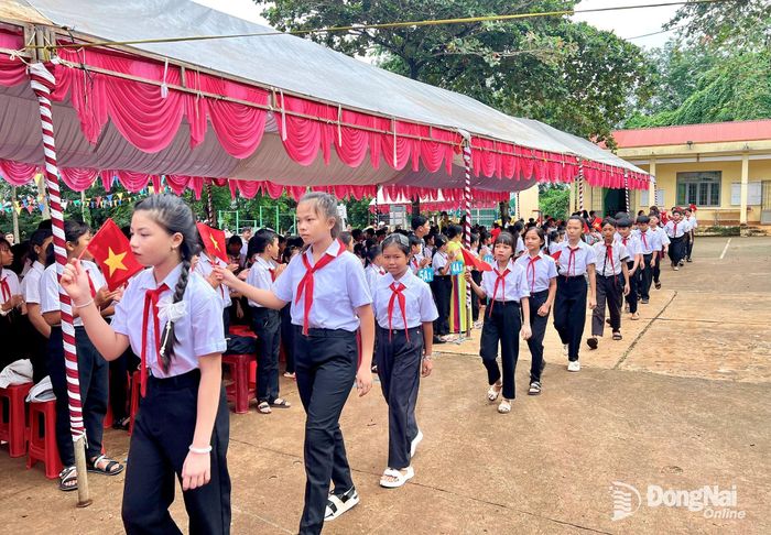 Nghi thức đón học sinh lớp 6 tại trường TH-THCS Lộc Hòa, xã Lộc Thạnh. Ảnh: Thanh Tuyền