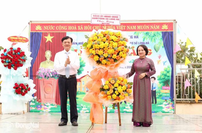 Bí thư Đảng ủy xã Long Hà Lê Anh Nam dự và tặng hoa chúc mừng Phân hiệu Trường TH-THCS Long Hà. Ảnh: Phạm Yến