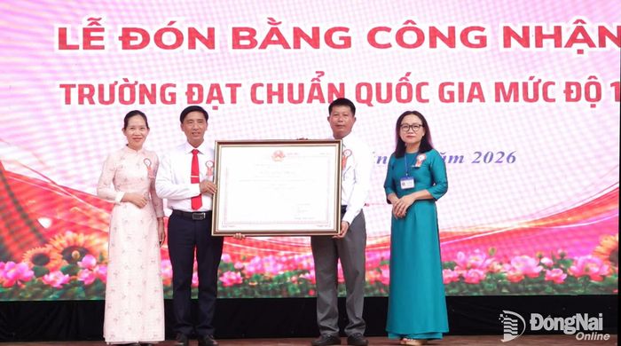 Trường THPT Lộc Ninh đón nhận Bằng công nhận đạt chuẩn quốc gia mức độ 1 và đạt điểm định chất lượng giáo dục mức độ 2. Ảnh: Văn Hùng