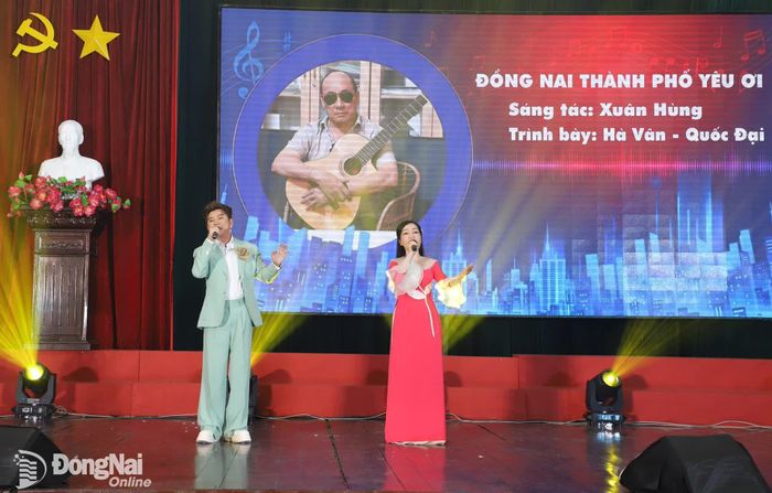Tiết mục Đồng Nai thành phố yêu ơi do ca sĩ Hà Vân - Quốc Đại biểu diễn. Ảnh: My Ny