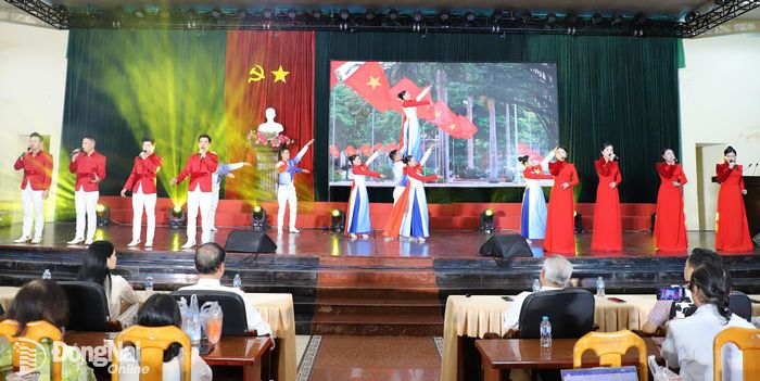 Biểu diễn liên khúc Hát mừng thành phố Đồng Nai - Rạng rỡ Đồng Nai. Ảnh: My Ny