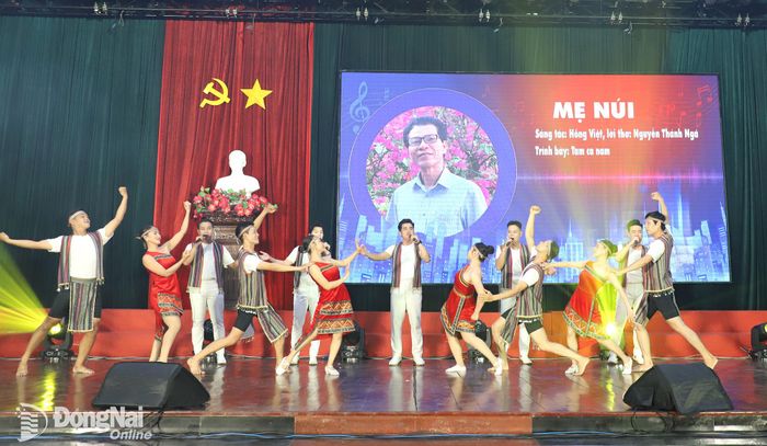 Nhạc phẩm Mẹ núi do nghệ sĩ, diễn viên Nhà hát Nghệ thuật Đồng Nai biểu diễn. Ảnh: My Ny
