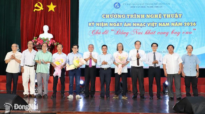 Lãnh đạo Hội Văn học nghệ thuật Đồng Nai tặng hoa, tri ân các nhạc sĩ có tác phẩm công diễn trong chương trình nghệ thuật Đồng Nai khát vọng bay cao. Ảnh: My Ny
