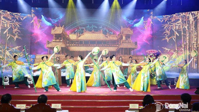 Một nhạc phẩm sáng tác về thành phố Đồng Nai được nghệ sĩ, diễn viên Nhà hát Nghệ thuật Đồng Nai dàn dựng, công diễn phục vụ nhân dân.