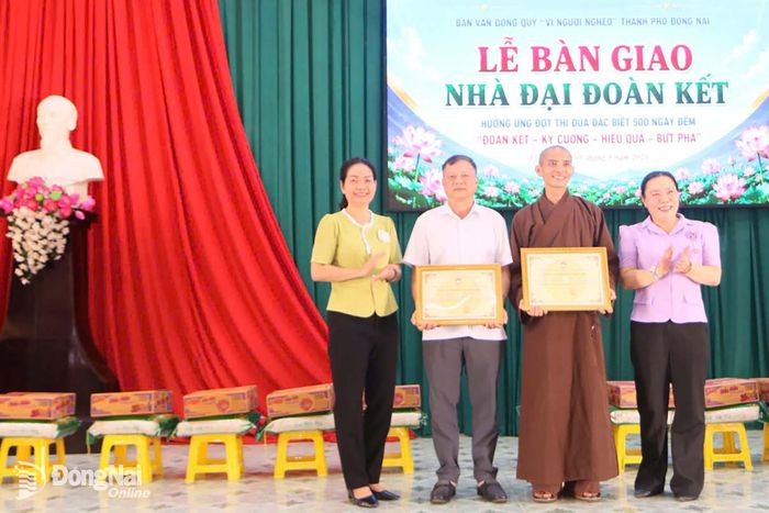 Lãnh đạo xã Tà Lài trao bảng tri ân đến Ủy ban MTTQ Việt Nam thành phố Đồng Nai và Đại đức Thích Tâm Hoàn, Trưởng đạo tràng Định Pháp, xã La Ngà. Ảnh: Văn Truyên