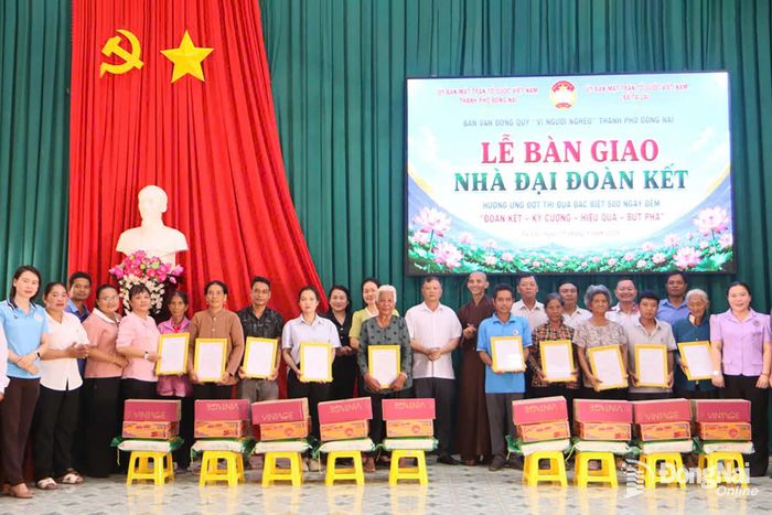 Phó Chủ tịch Ủy ban MTTQ Việt Nam thành phố Đồng Nai Nguyễn Tấn Phú, lãnh đạo xã Tà Lài, ban điều hành các ấp, nhà tài trợ trao quyết định bàn giao nhà, tặng quà cho người dân xã Tà Lài. Ảnh: Văn Truyên