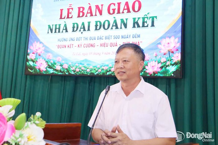 Phó Chủ tịch Ủy ban MTTQ Việt Nam thành phố Đồng Nai Nguyễn Tấn Phú phát biểu tại lễ bàn giao nhà. Ảnh: Văn Truyên