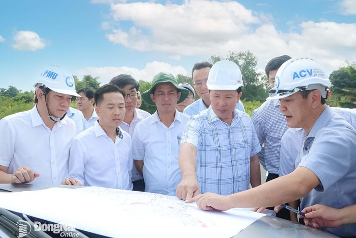 Phó Bí thư Thành ủy, Chủ tịch UBND thành phố Nguyễn Văn Út kiểm tra công tác giải phóng mặt bằng, triển khai dự án đại lộ Nguyễn Hữu Cảnh. Ảnh: TL