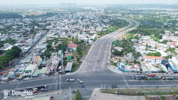  Đại lộ Nguyễn Hữu Cảnh đoạn nối với quốc lộ 51 thuộc phường Long Hưng.