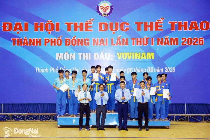 Ban Tổ chức trao huy chương cho các vận động viên đạt thành tích cao tại giải. Ảnh: Huy Anh