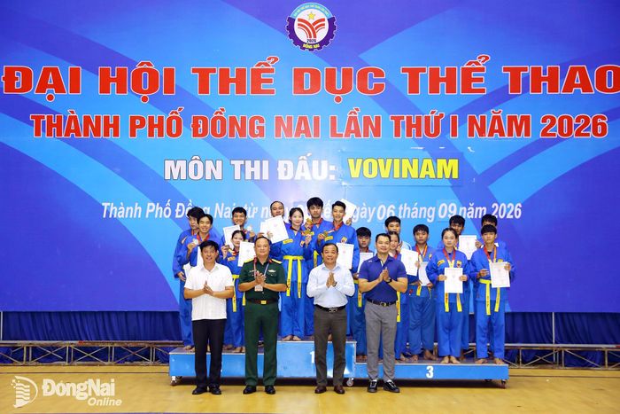 Ban Tổ chức trao huy chương cho các vận động viên đạt thành tích cao tại giải. Ảnh: Huy Anh