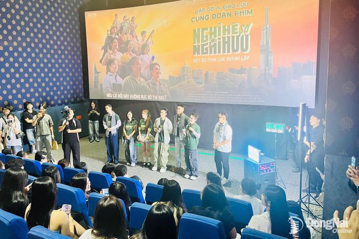 Ê-kíp phim Nghỉ hè sợ nghỉ hưu gặp gỡ và giao lưu với khán giả thành phố Đồng Nai vào tối 29-8.