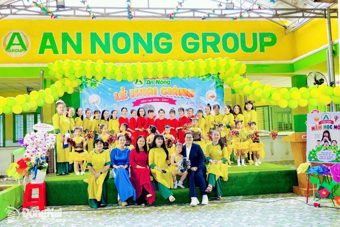 Đại diện Hệ thống Mầm non An Nông, giáo viên, phụ huynh và học sinh chụp hình lưu niệm tại lễ khai giảng năm học 2026-2027. Ảnh A.N