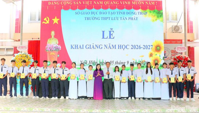 Các em học sinh vượt khó học tốt được trao học bổng tại lễ khai giảng.