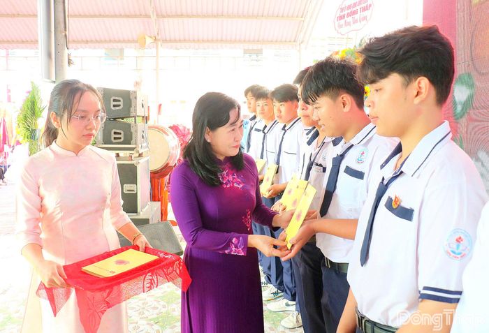 Đồng chí Châu Thị Mỹ Phương, Phó Bí thư Tỉnh ủy, Trưởng Đoàn đại biểu Quốc hội tỉnh Đồng Tháp trao học bổng cho các em học sinh vượt khó học tốt.