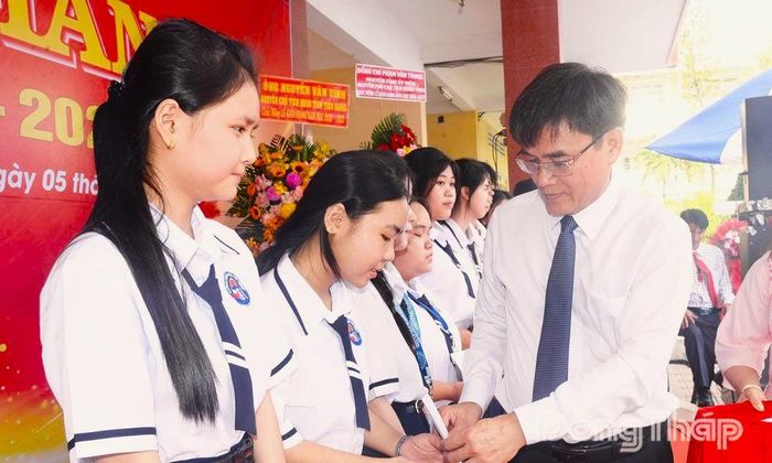 Đồng chí Nguyễn Văn Mười, Phó Bí thư Tỉnh ủy trao học bổng cho các em học sinh vượt khó học tốt.