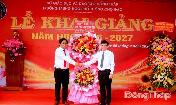 Đồng chí Nguyễn Văn Mười, Phó Bí thư Tỉnh ủy, Trưởng Ban Tổ chức Tỉnh ủy tặng hoa chúc mừng nhà trường.
