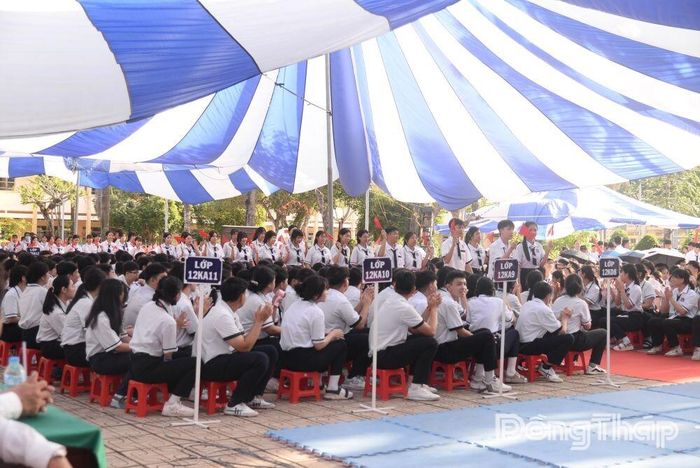 Chào đón 764 học sinh lớp 10.