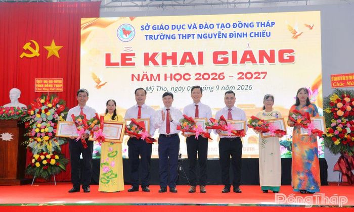 Tiến sĩ Lê Quang Trí (đứng thứ 4 từ trái qua), Tỉnh ủy viên, Giám đốc Sở Giáo dục và Đào tạo tỉnh Đồng Tháp, trao Bằng khen của Thủ tướng Chính phủ cho 1 giáo viên và danh hiệu "Chiến sĩ thi đua cấp tỉnh" cho 7 giáo viên, nhân viên của Trường THPT Nguyễn Đình Chiểu.