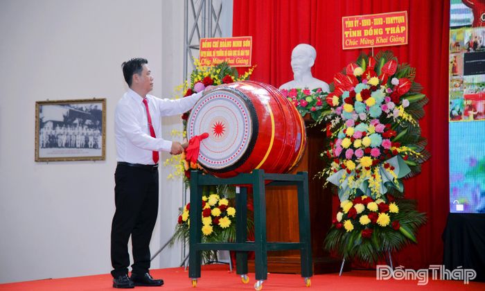 Thầy Võ Hoài Nhân Trung, Bí thư Đảng ủy, Hiệu trưởng nhà trường thực hiện nghi thức đánh trống khai giảng năm học 2026 - 2027.