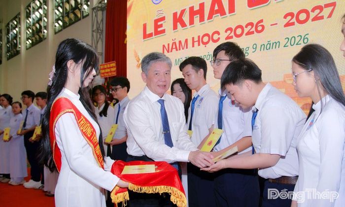 Đồng chí Ngô Chí Cường trao 20 suất học bổng cho các học sinh có hoàn cảnh khó khăn, có ý chí vươn lên trong học tập.