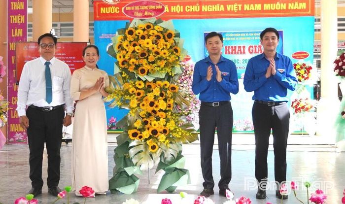 Đồng chí Nguyễn Minh Triết trao lẵng hoa của Ban Bí thư Trung ương Đoàn, chúc mừng năm học mới đến thầy và trò Trường Tiểu học và THCS Tân Hộ Cơ.